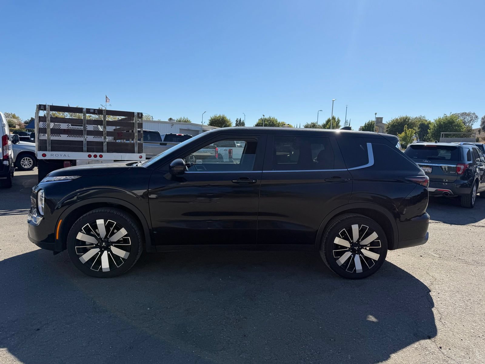 Used 2025 Mitsubishi Outlander SE FWD image 2