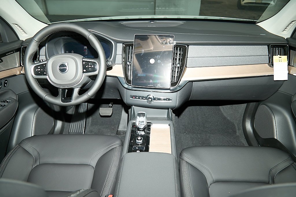 New 2026 Volvo XC90 B6 Plus w/ Protection Package AWD/4WD image 24