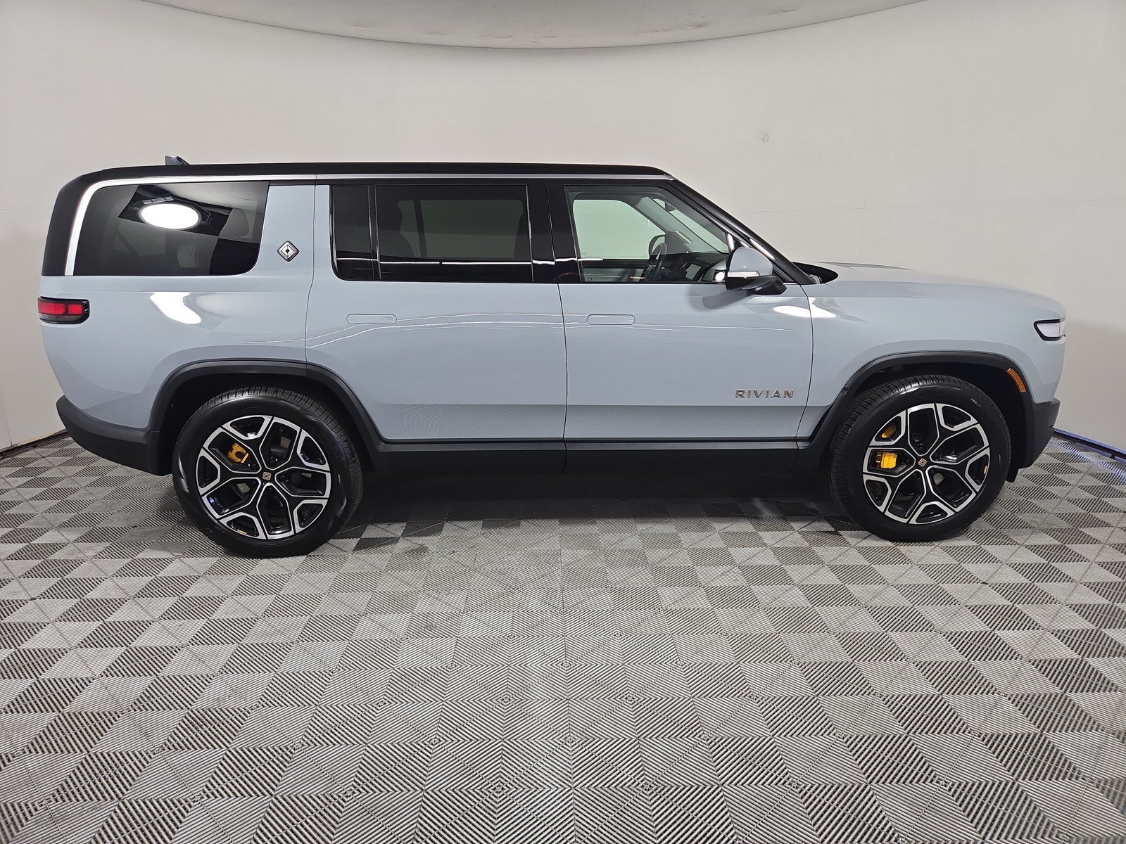 Used 2024 Rivian R1S Adventure AWD/4WD image 6