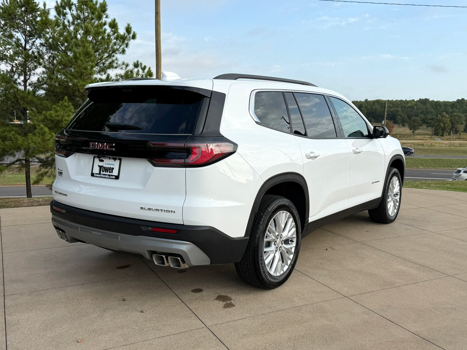 Used 2026 GMC Acadia Elevation w/ Elevation Premium Package FWD image 6