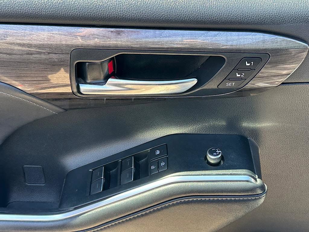 Used 2020 Toyota Highlander Limited AWD/4WD image 16