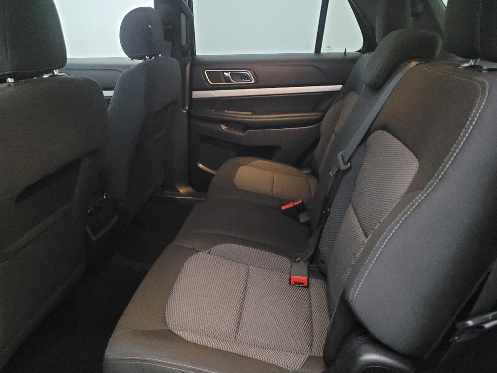 Used 2017 Ford Explorer XLT image 18