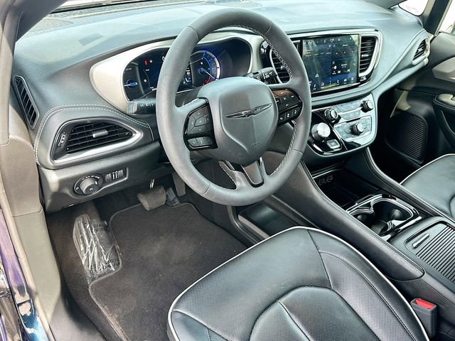 Used 2024 Chrysler Pacifica Premium image 9