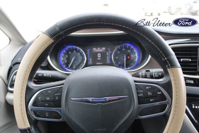 Used 2017 Chrysler Pacifica Touring-L image 10