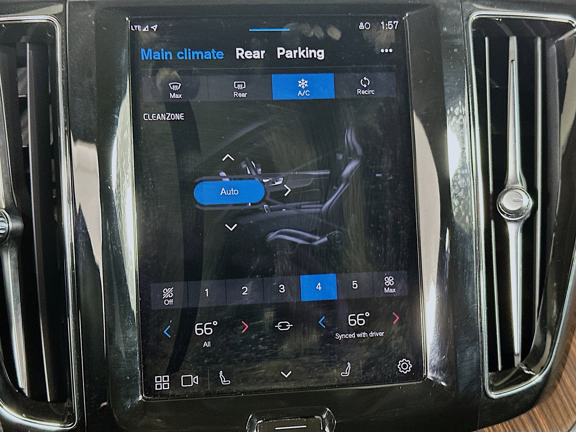 Used 2023 Volvo XC60 B5 Ultimate w/ Protection Package Premier image 24