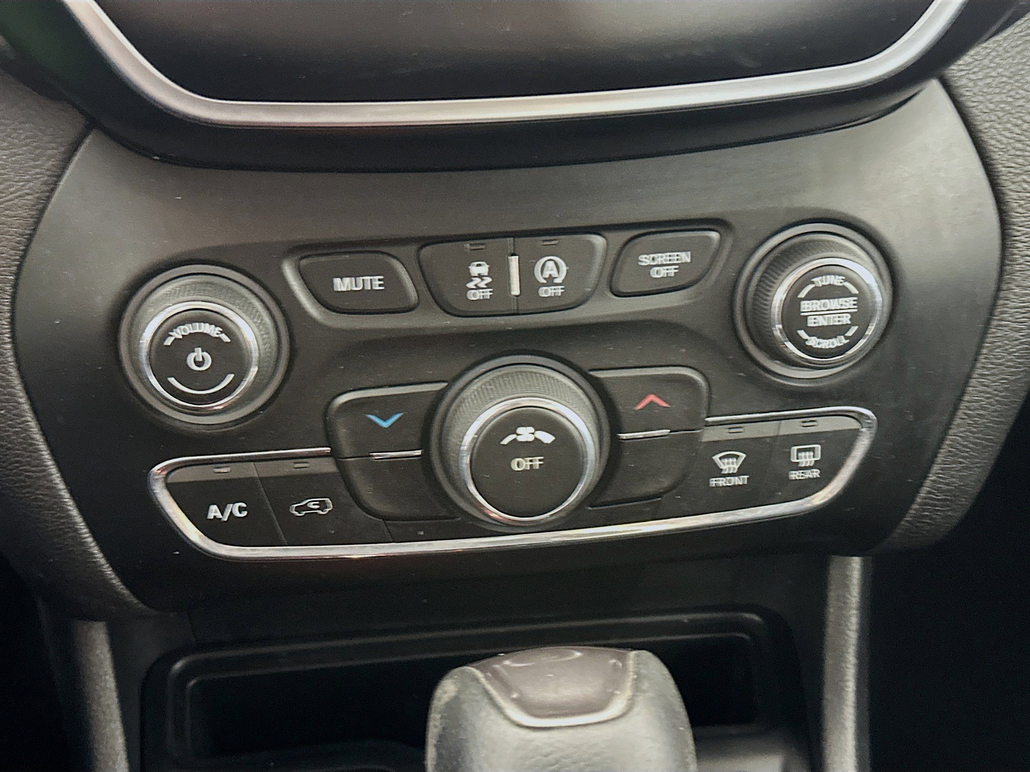 Used 2019 Jeep Cherokee Latitude w/ Popular Appearance Group FWD image 23