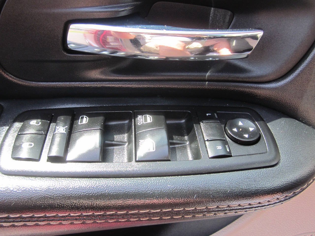 Used 2015 Chrysler Town & Country Touring FWD image 31