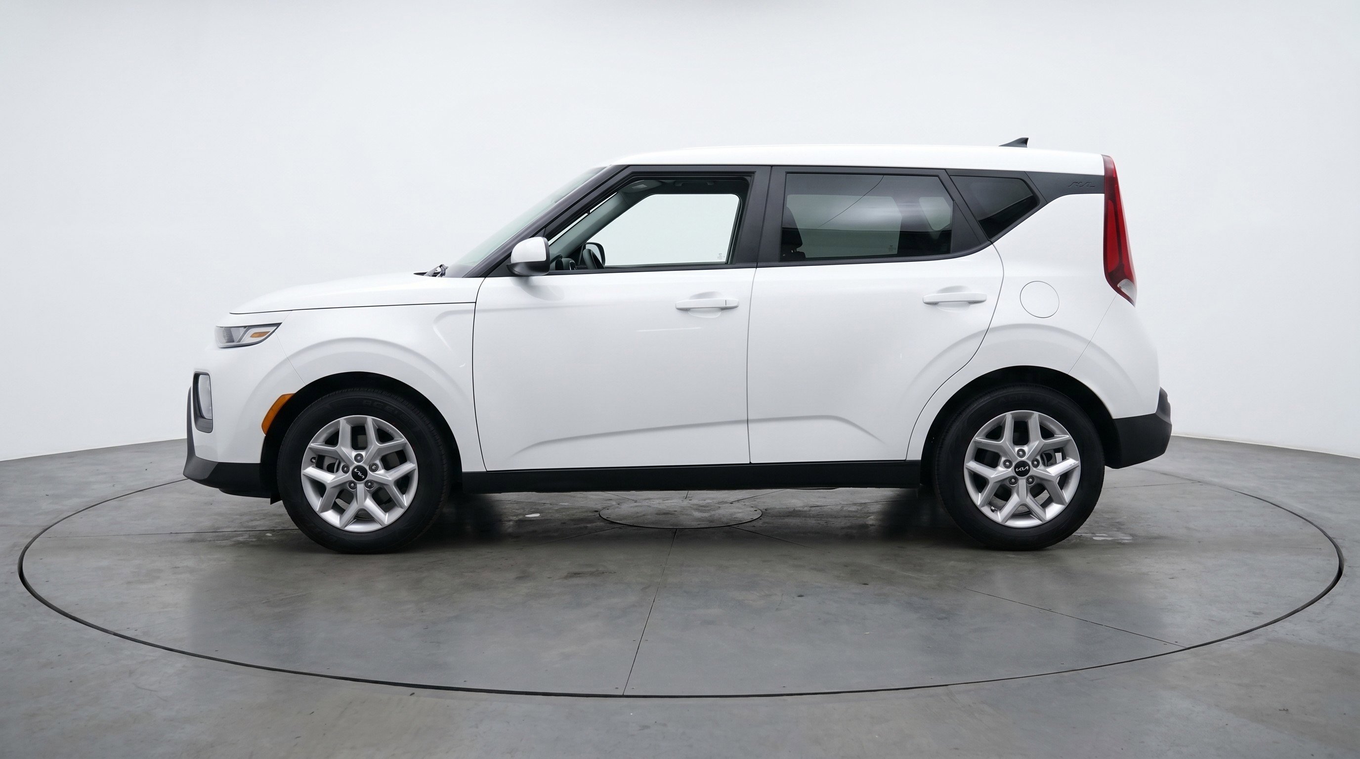 Used 2025 Kia Soul LX w/ LX Technology Package FWD image 5