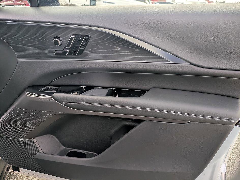 Certified 2025 Cadillac Lyriq Luxury image 30