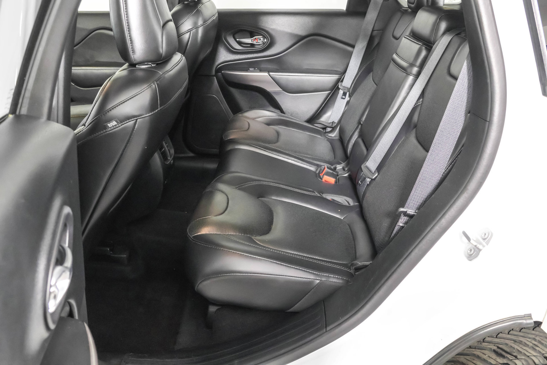 Used 2019 Jeep Cherokee Overland w/ Technology Group AWD/4WD image 37