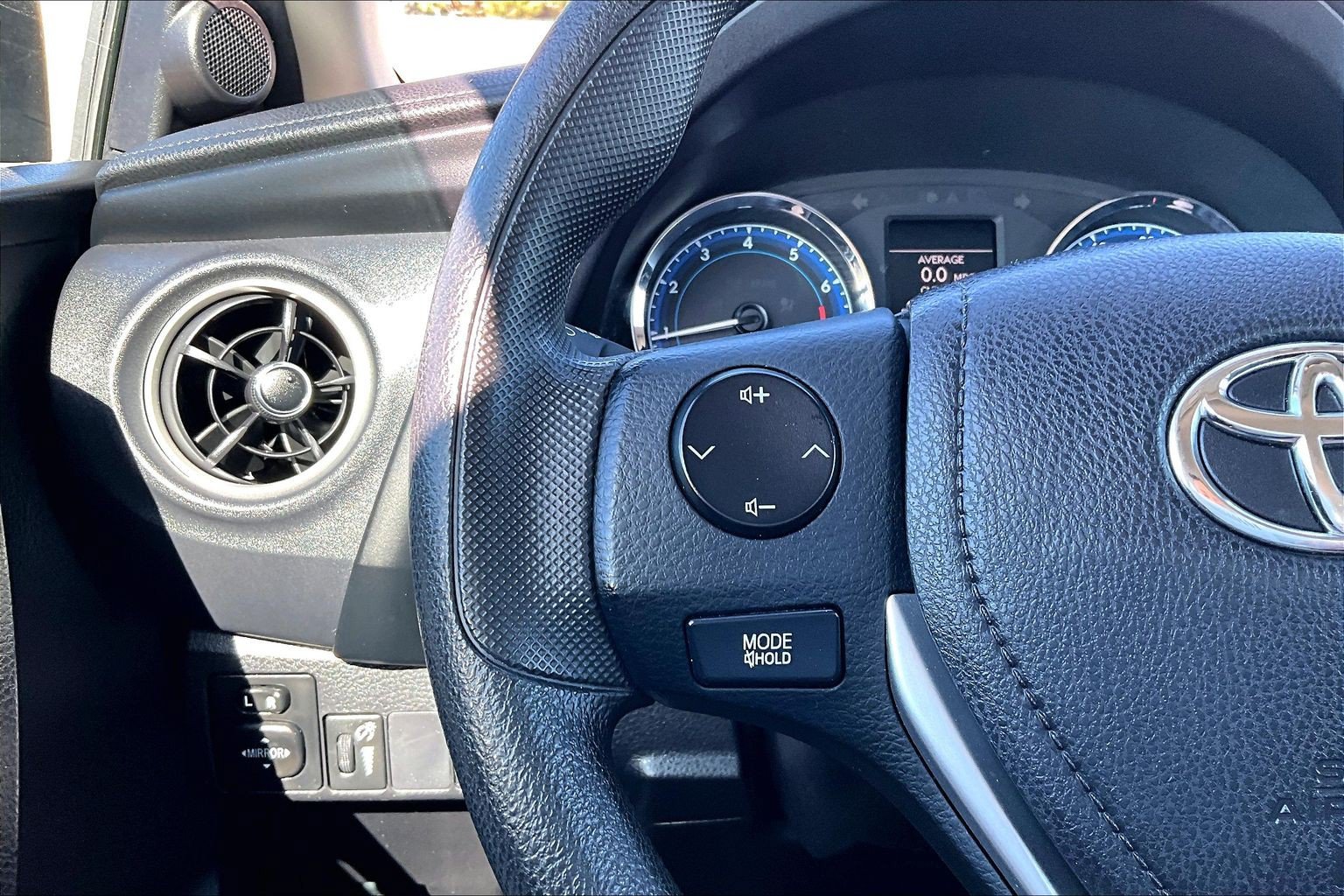 Used 2018 Toyota Corolla LE FWD image 19