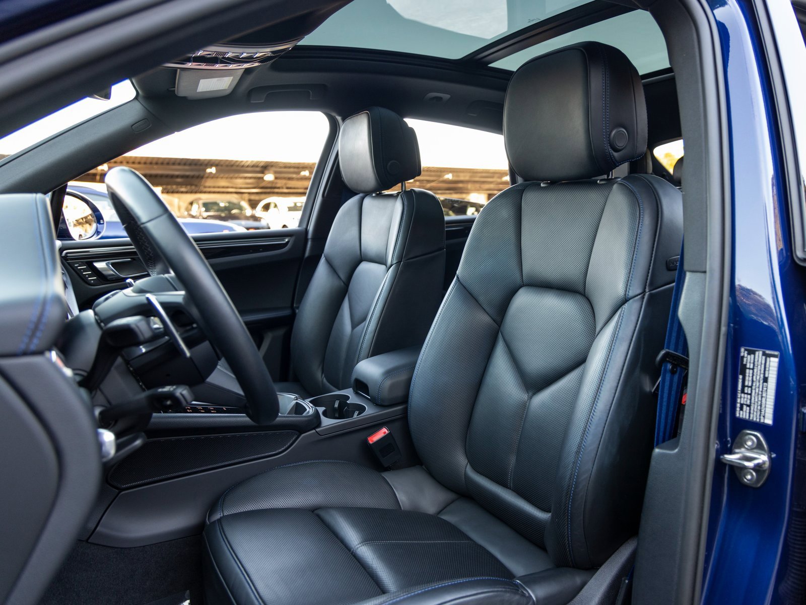 Certified 2024 Porsche Macan image 5