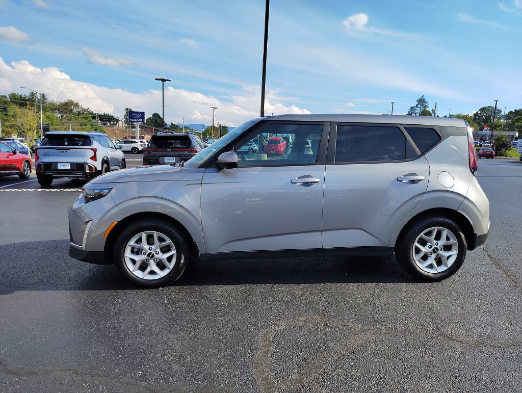 Certified 2023 Kia Soul LX w/ LX Technology Package FWD image 3