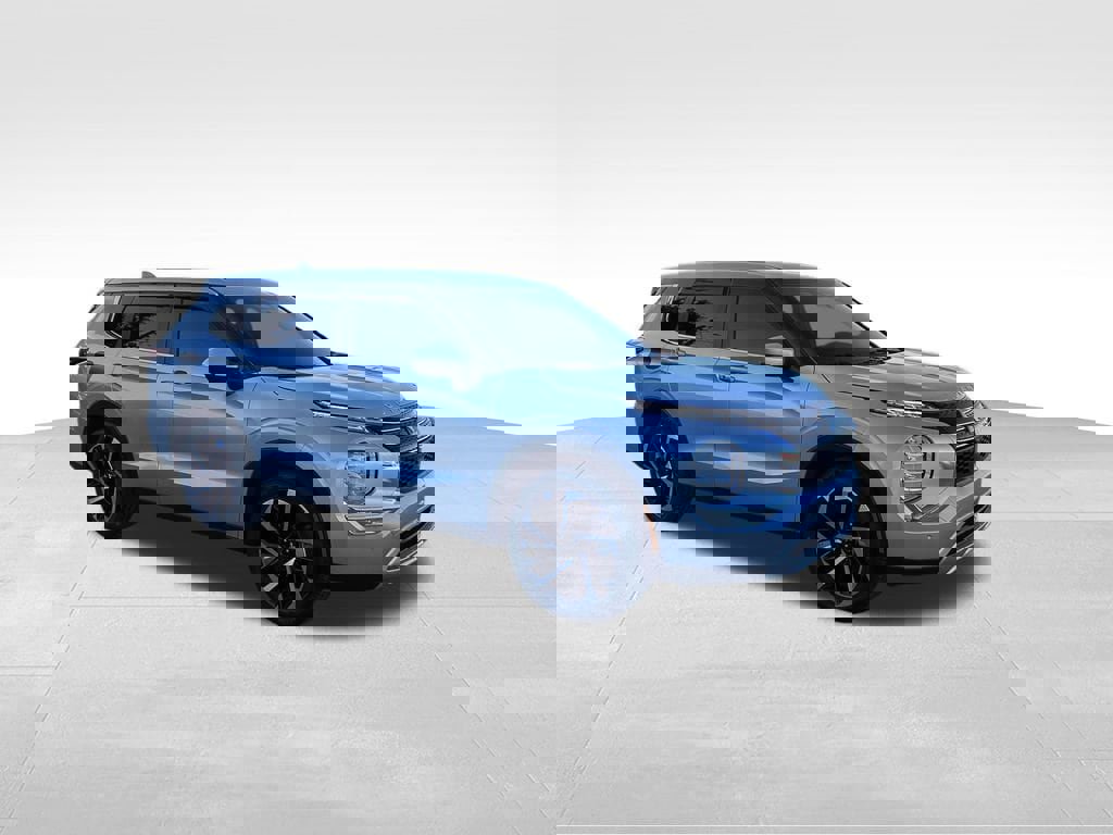 Used 2023 Mitsubishi Outlander SE image 2