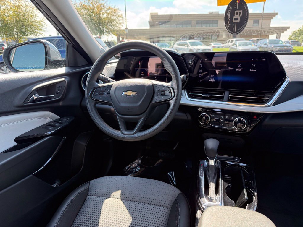 Used 2025 Chevrolet Trax LT FWD image 14
