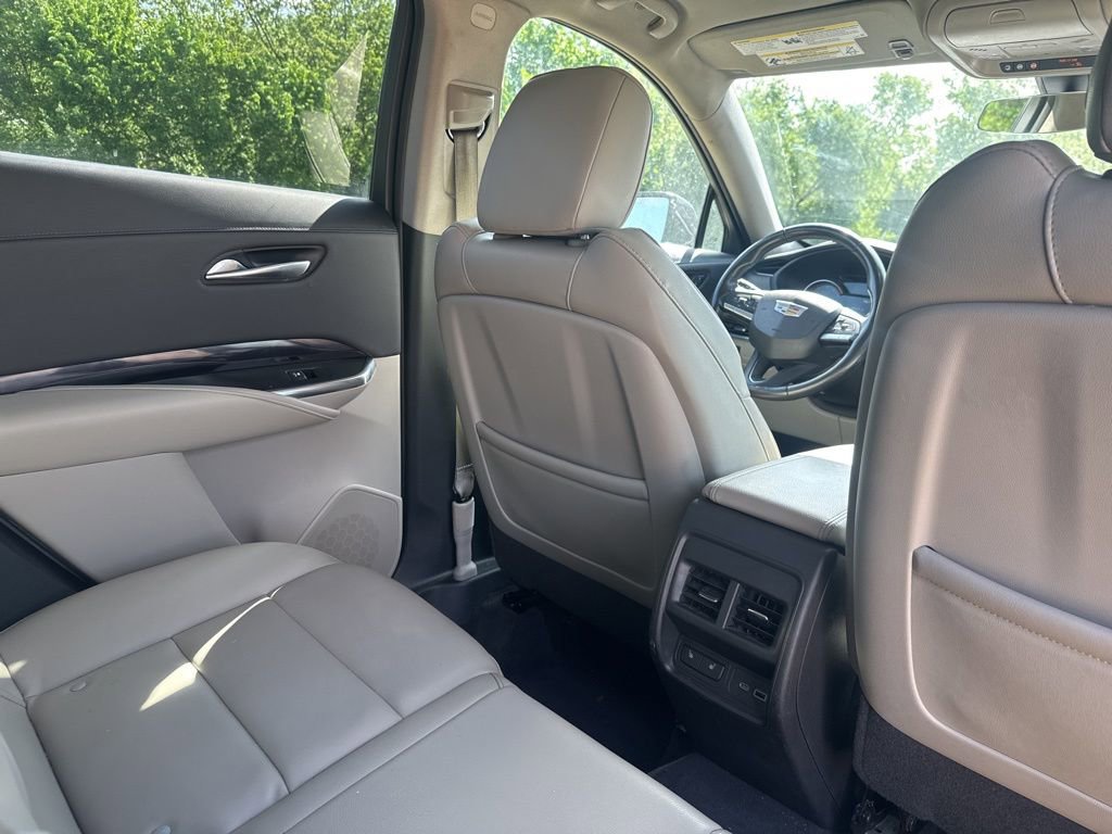 Used 2021 Cadillac XT4 Luxury w/ Cold Weather Package FWD image 8