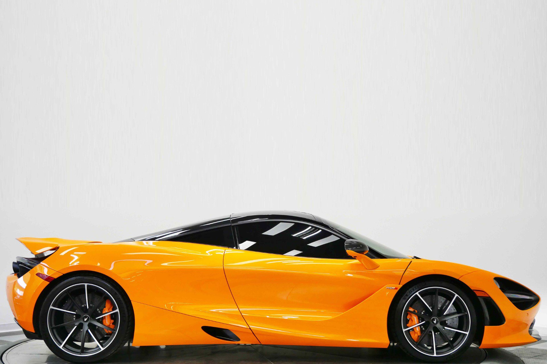 Used 2022 McLaren 720S RWD image 2