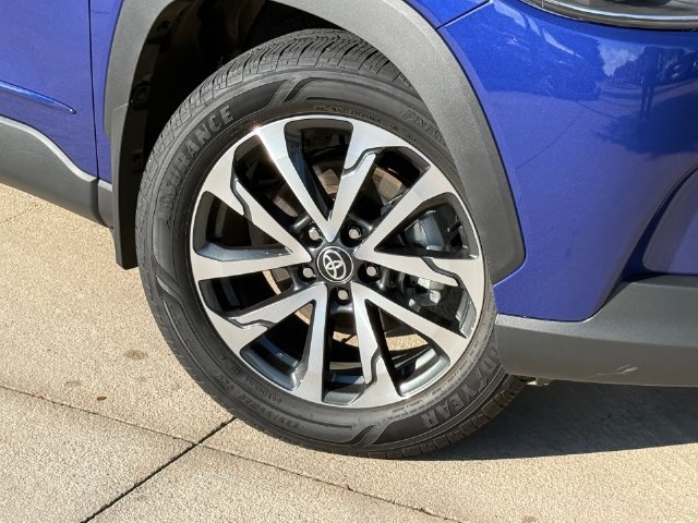 Used 2025 Toyota Corolla Cross XLE FWD image 2