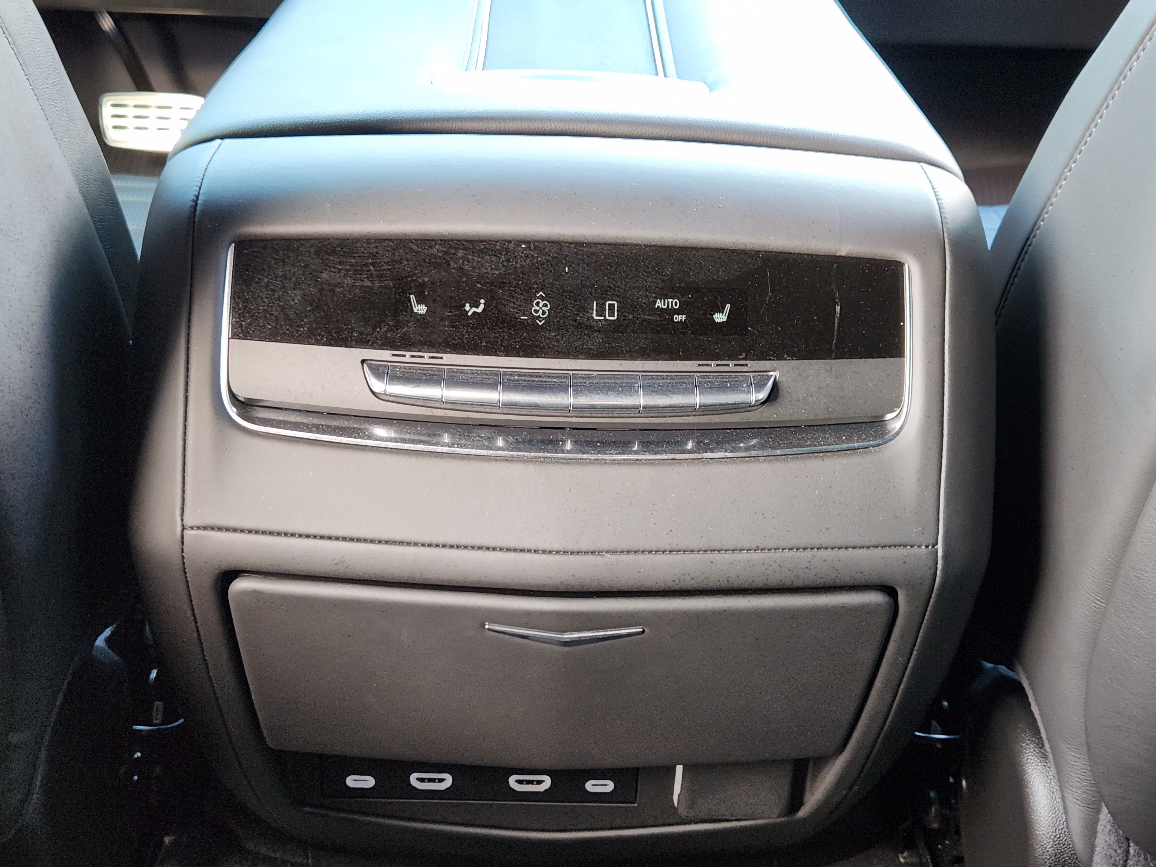 Used 2024 Cadillac Escalade ESV V w/ LPO, ONYX Package AWD/4WD image 32