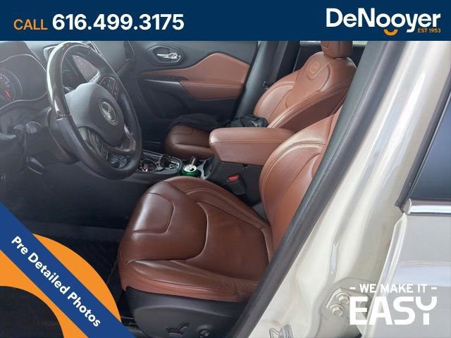 Used 2019 Jeep Cherokee Overland w/ Technology Group AWD/4WD image 9