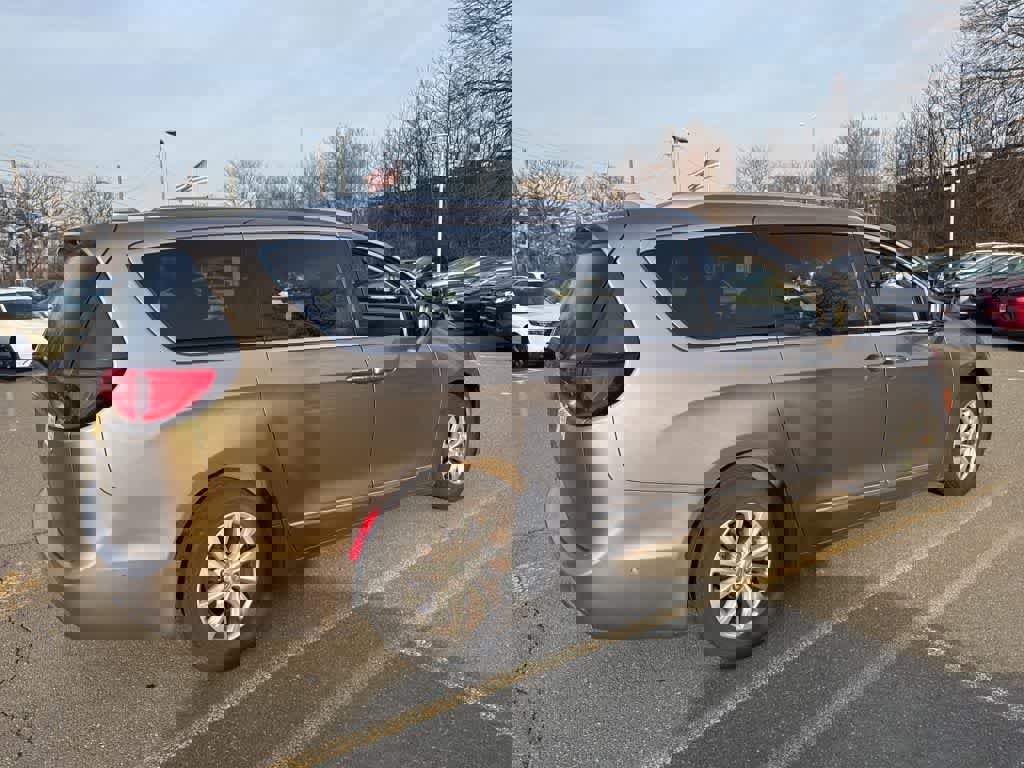 Used 2018 Chrysler Pacifica Touring-L w/ Advanced Safetytec Group image 15