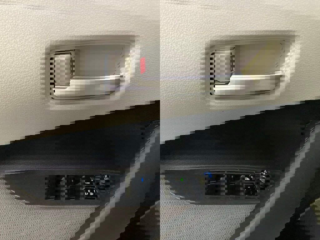 Used 2020 Toyota Corolla LE image 11