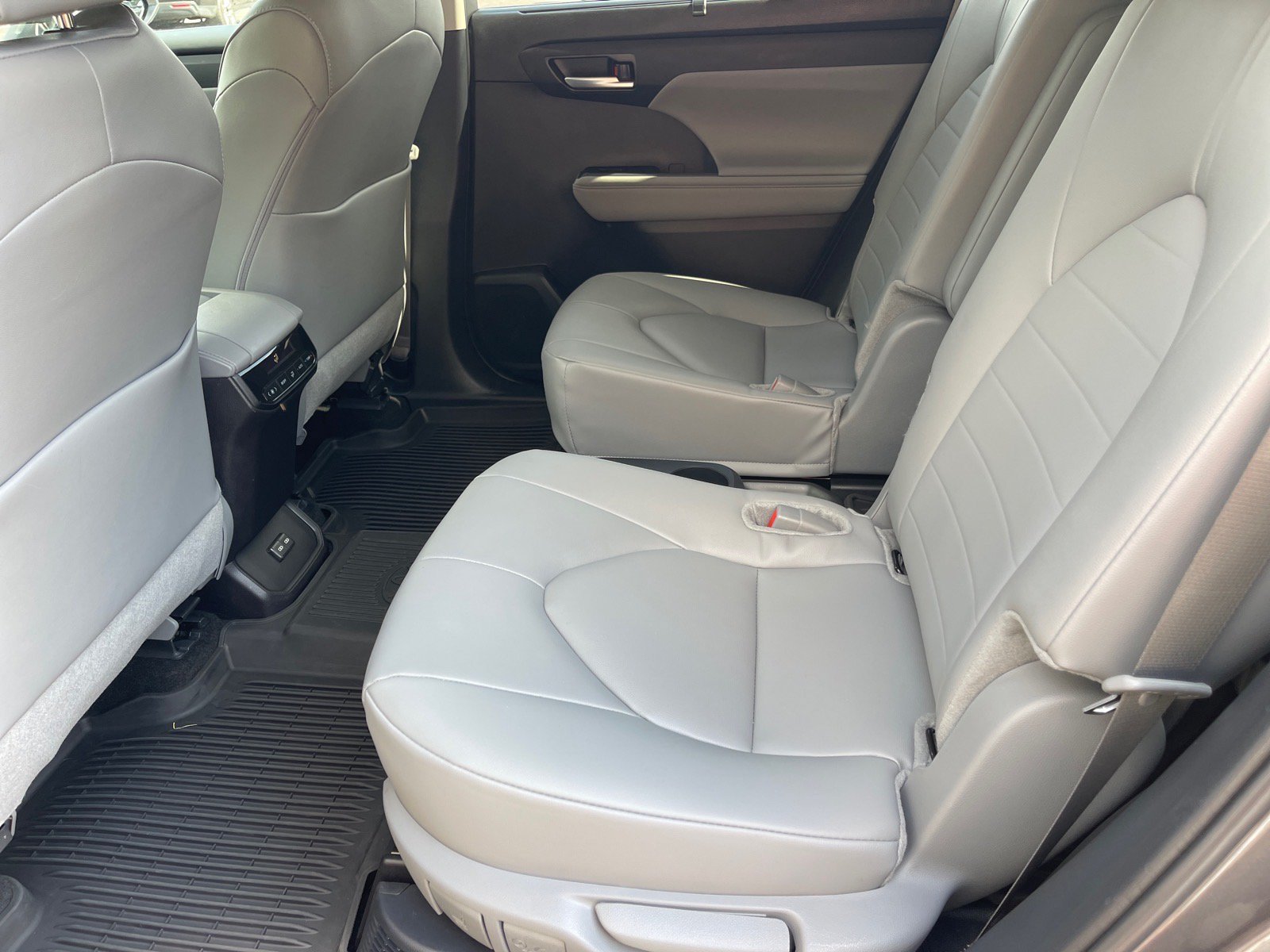 Used 2025 Toyota Highlander XLE AWD/4WD image 12