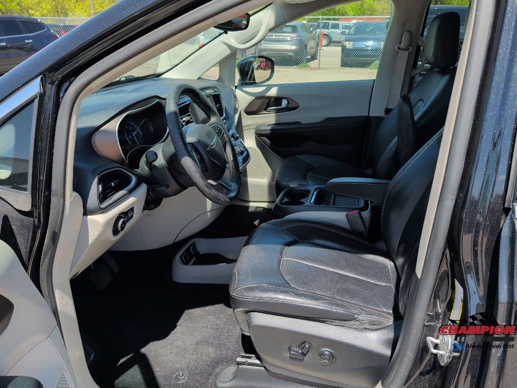 Used 2018 Chrysler Pacifica Touring-L FWD image 11
