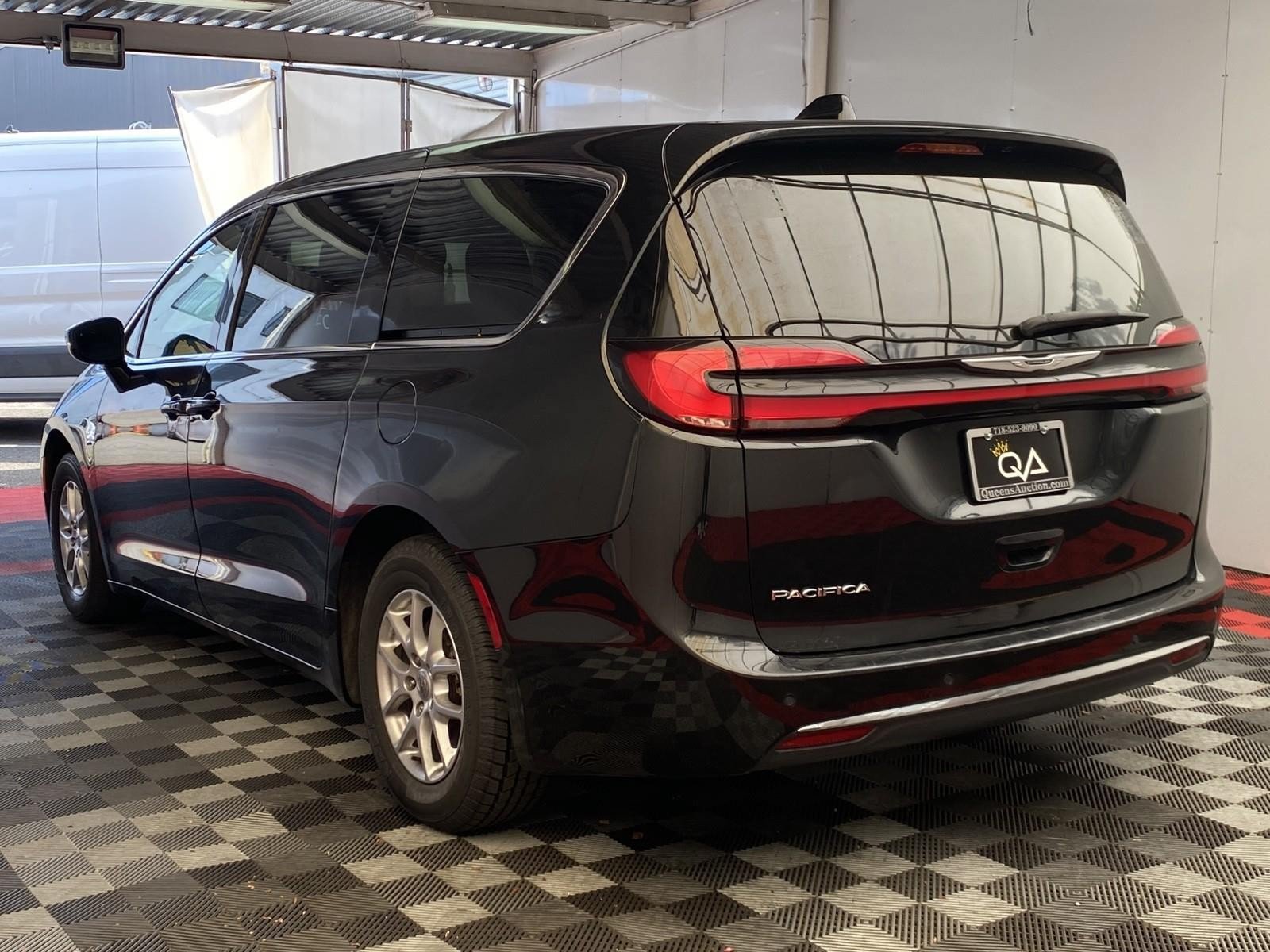 Used 2024 Chrysler Pacifica Touring-L FWD image 4