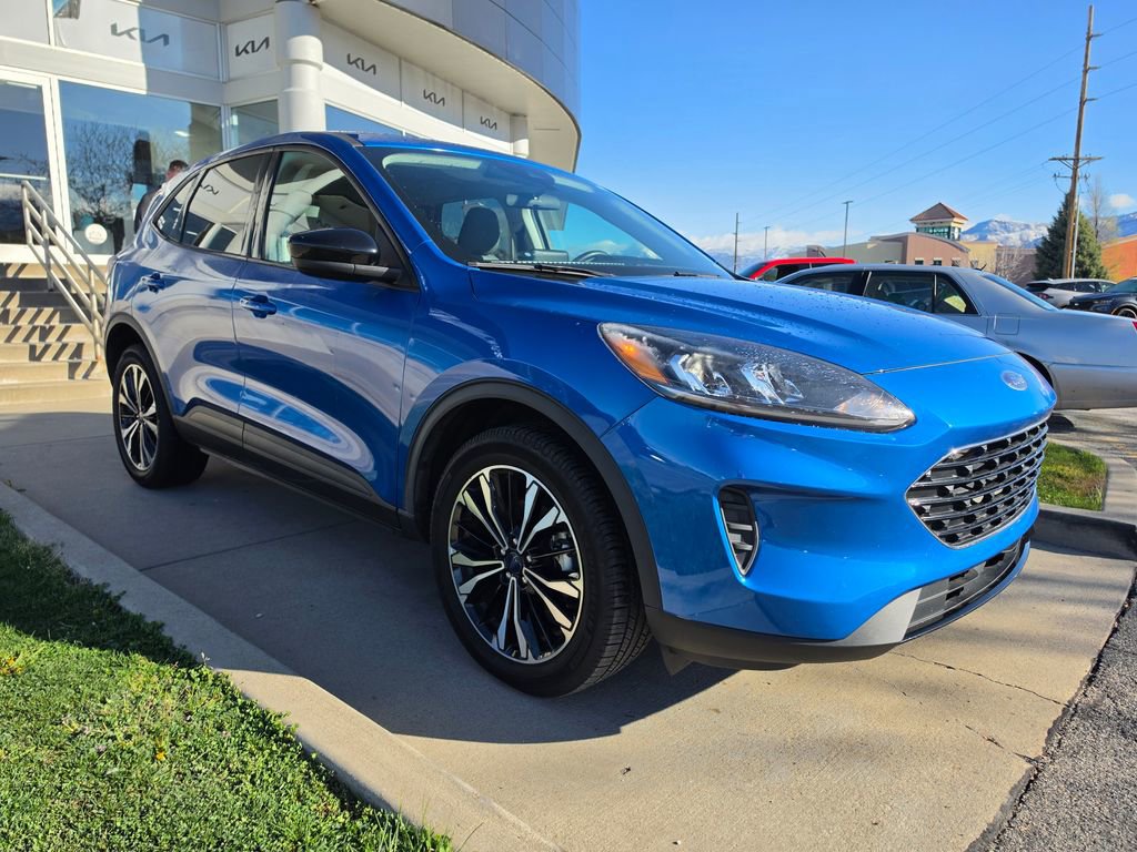 Used 2021 Ford Escape SE w/ SE Sport Appearance Package image 3