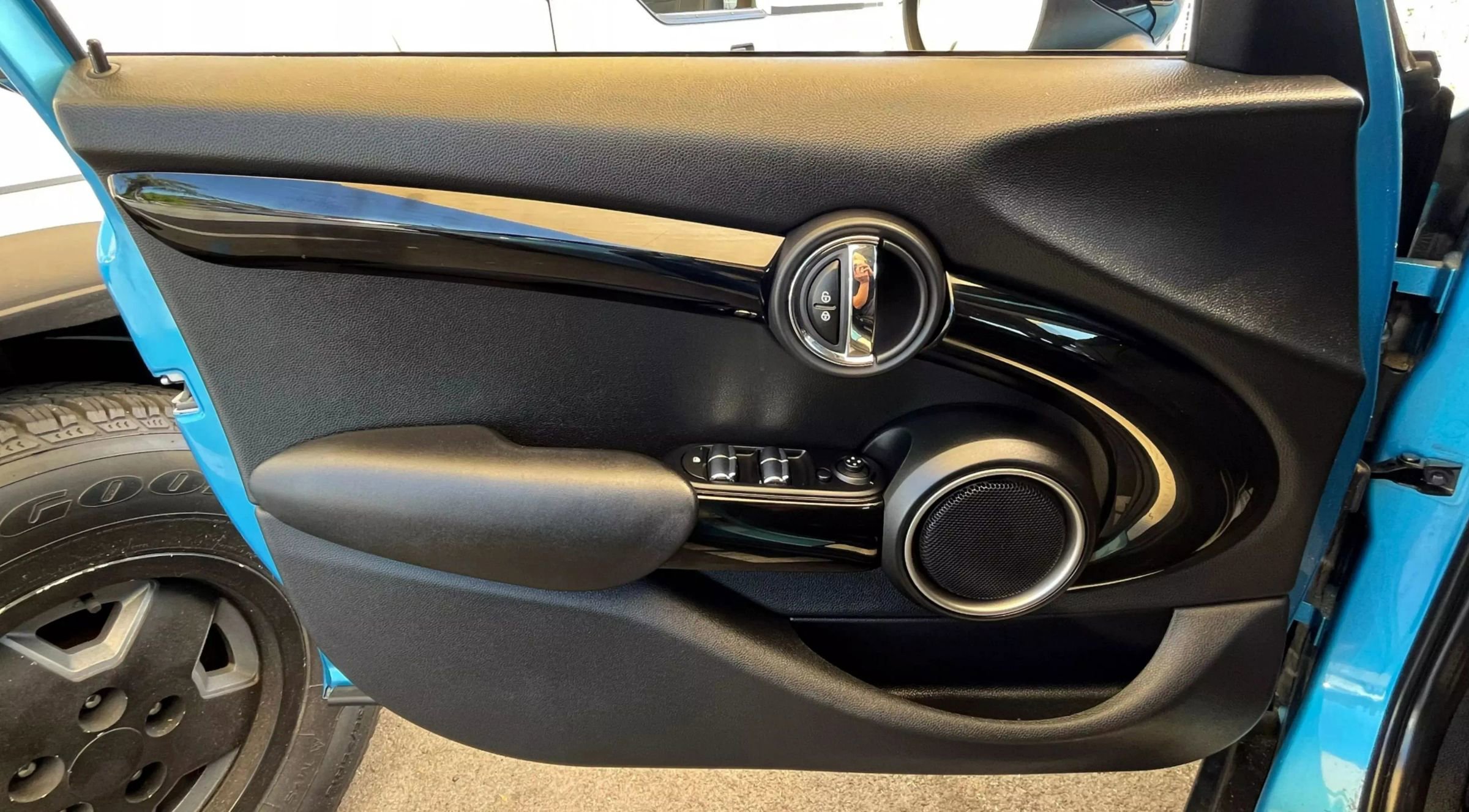 Used 2015 MINI Cooper S w/ Mini Wired Pack image 9