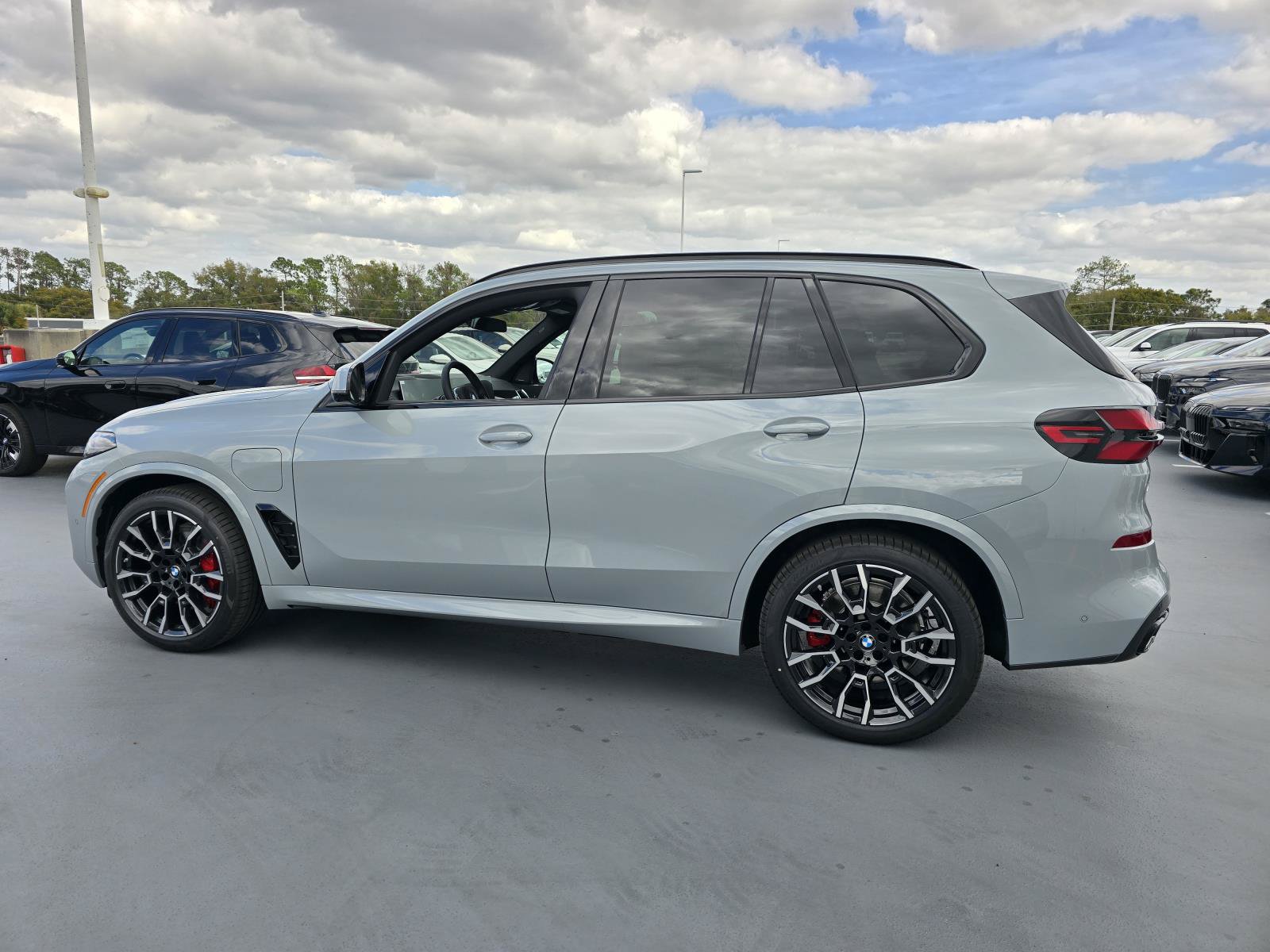 New 2026 BMW X5 xDrive50e w/ M Sport Package AWD/4WD image 5