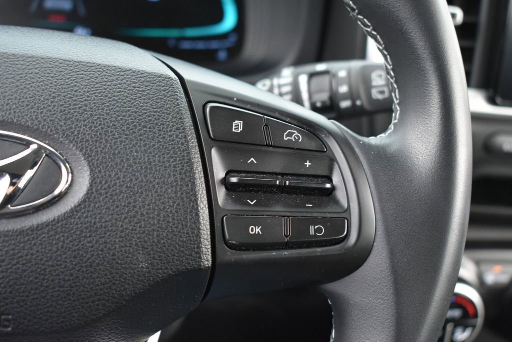 Used 2024 Hyundai Venue SEL FWD image 15