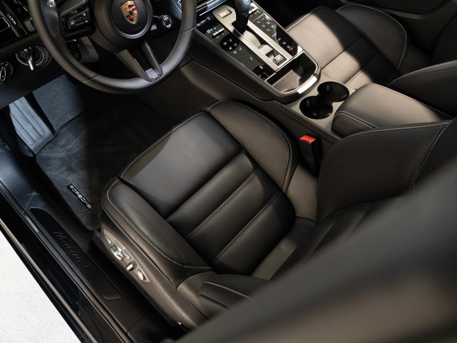Certified 2025 Porsche Macan Turbo AWD/4WD image 14