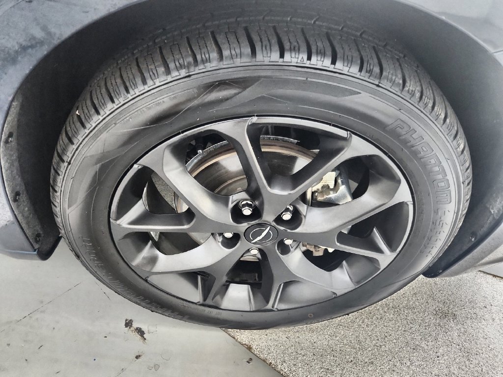 Certified 2025 Chrysler Pacifica Limited FWD image 40