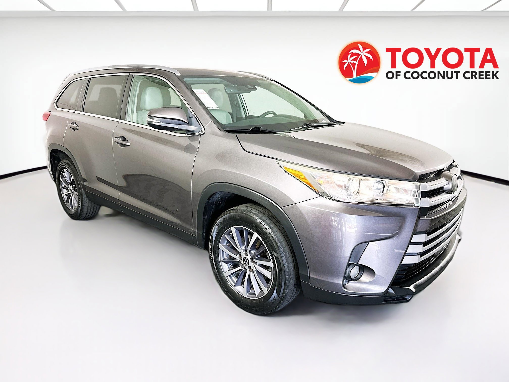 Used 2019 Toyota Highlander XLE FWD image 1