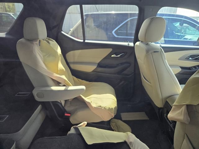 Used 2023 Chevrolet Traverse LT image 3