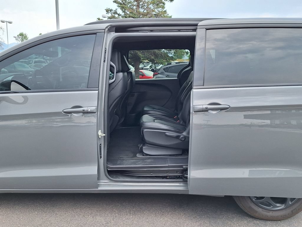 Used 2022 Chrysler Pacifica Touring-L w/ S Appearance Package FWD image 14