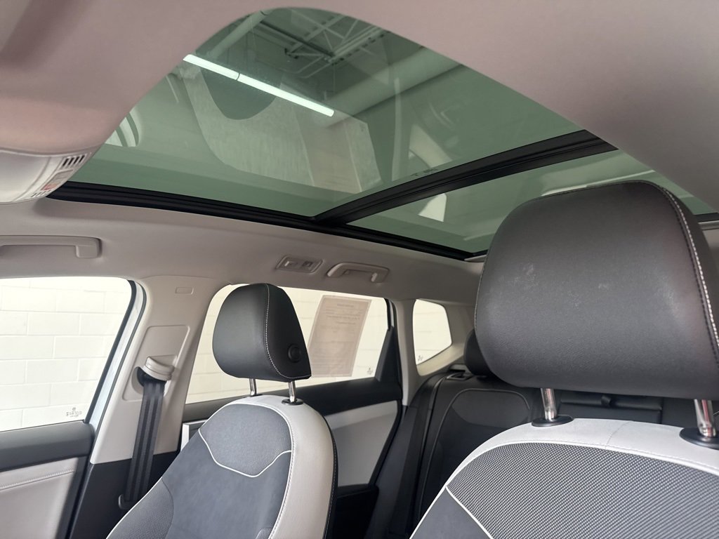 Certified 2025 Volkswagen Taos SE image 12