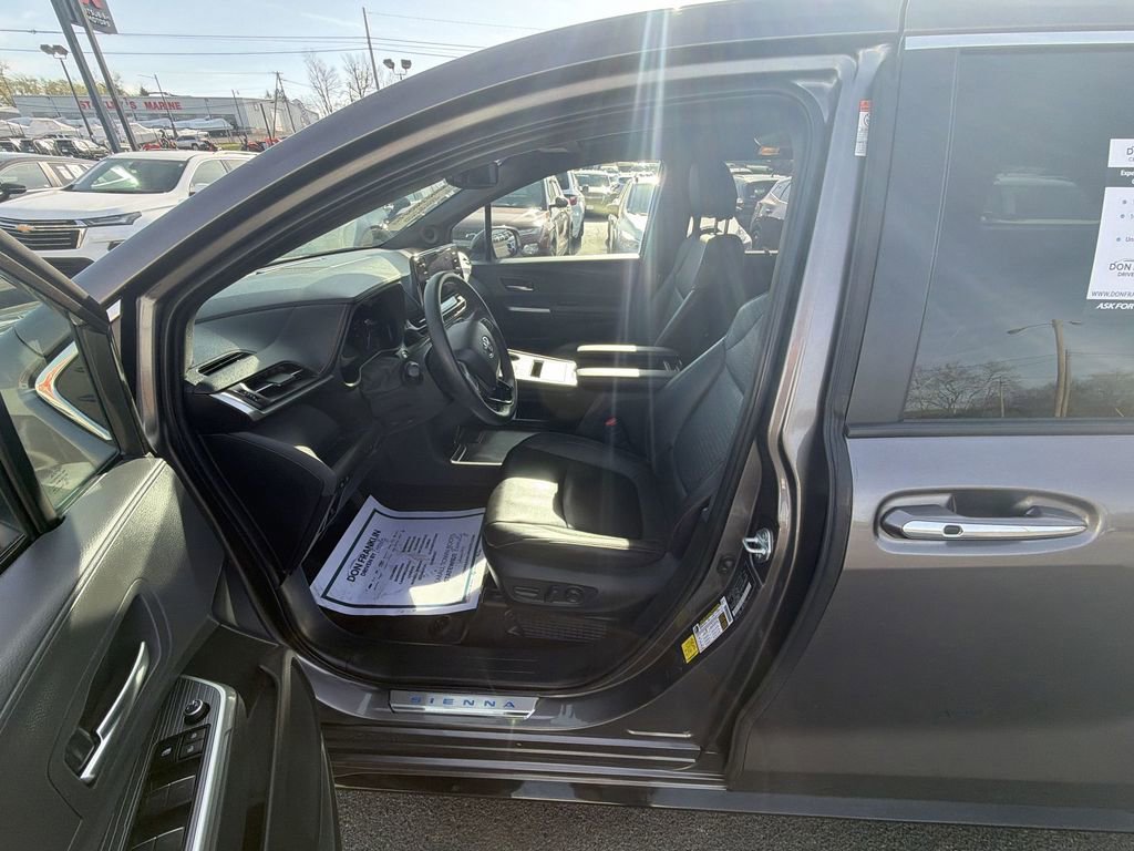 Used 2022 Toyota Sienna XSE w/ XSE Plus Package image 11