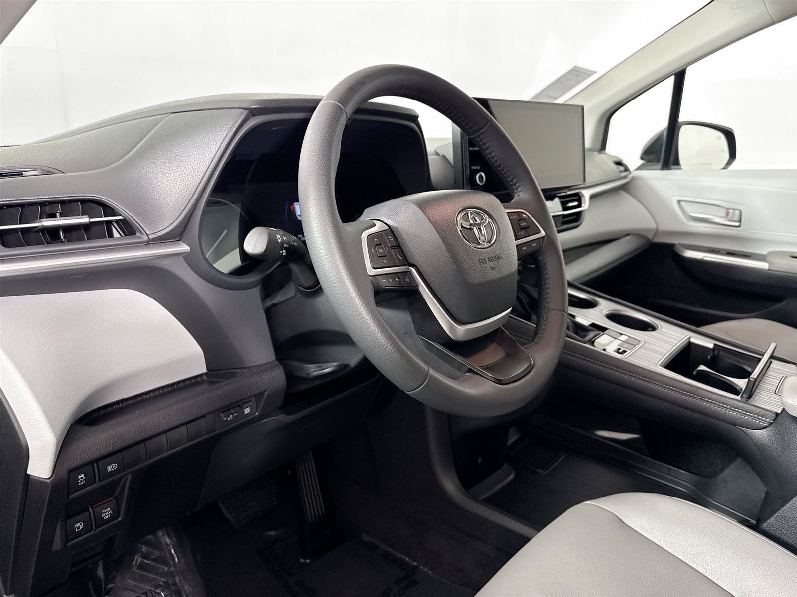Certified 2026 Toyota Sienna XLE FWD image 4