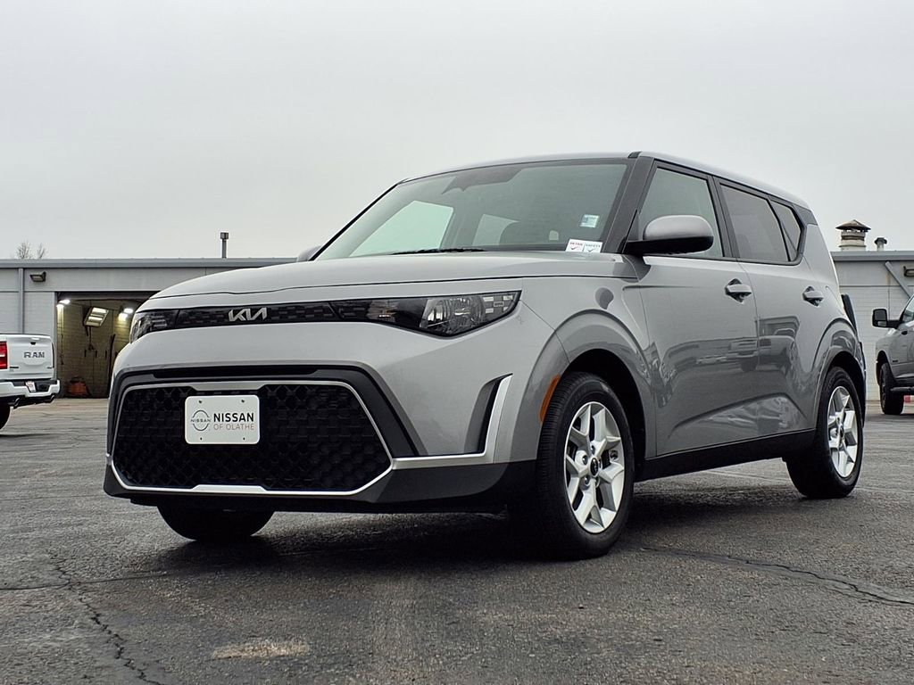 Used 2025 Kia Soul LX w/ LX Technology Package image 2