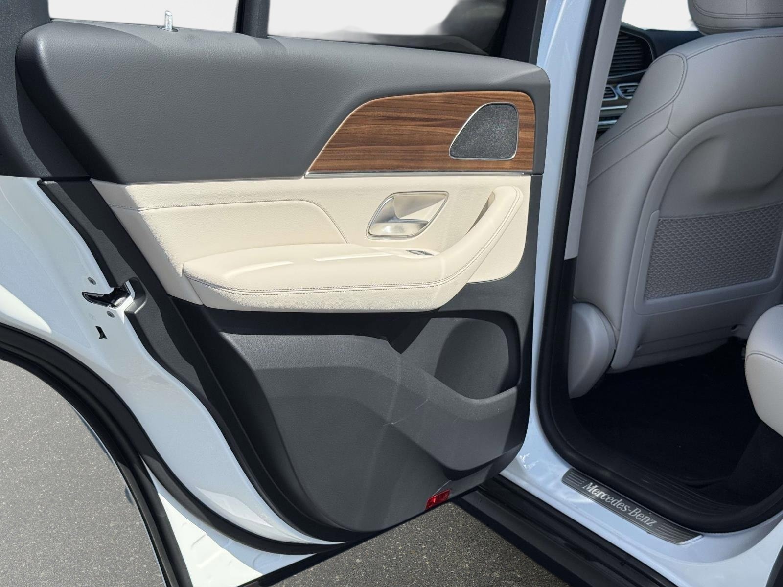 Used 2025 Mercedes-Benz GLE 450e 4MATIC image 35