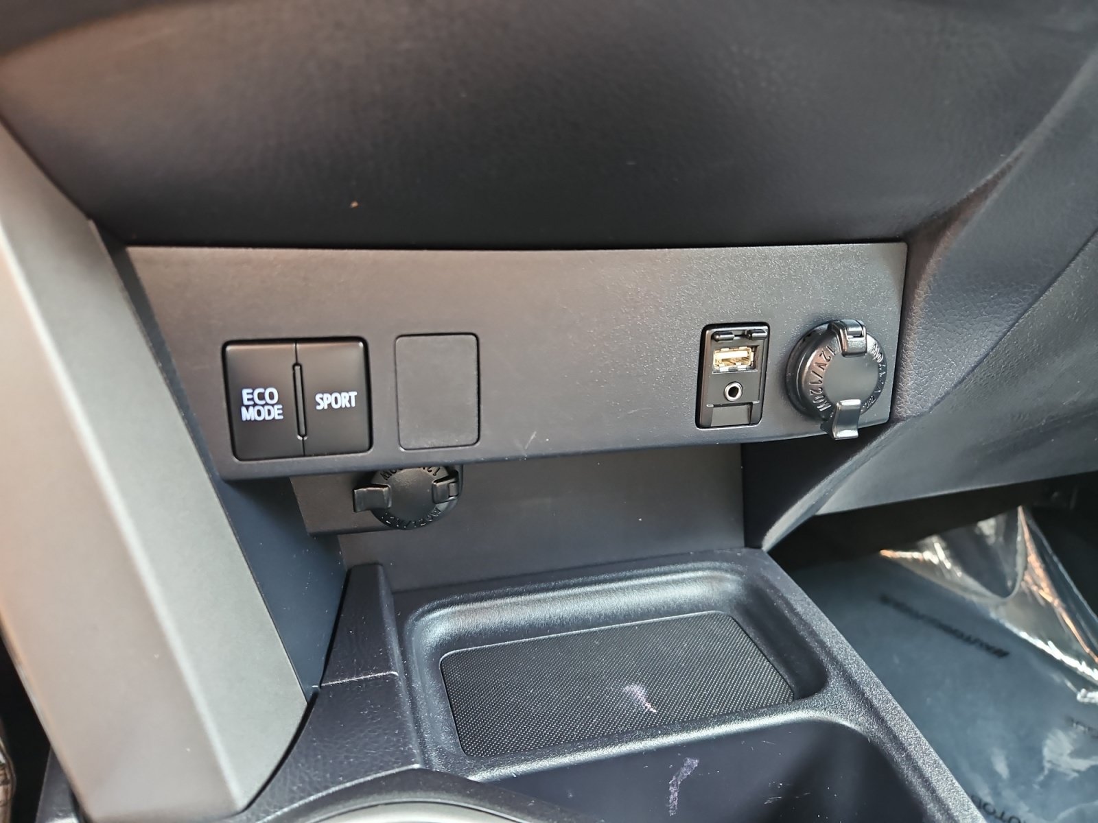 Used 2017 Toyota RAV4 LE w/ Carpet Mat Package AWD/4WD image 16