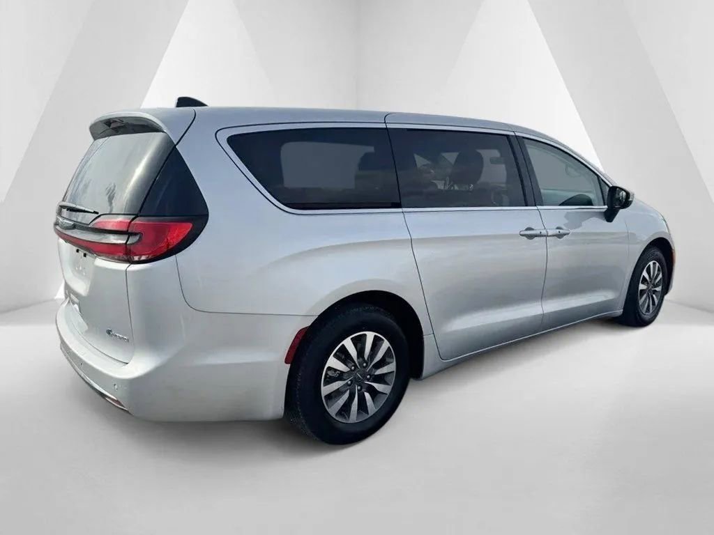 Used 2023 Chrysler Pacifica Touring-L image 7