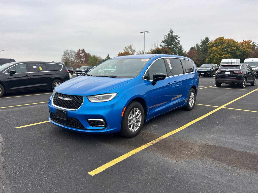 Used 2026 Chrysler Pacifica Select FWD image 4