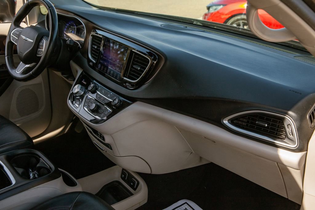 Used 2017 Chrysler Pacifica Touring-L Plus w/ Advanced Safetytec Group image 11