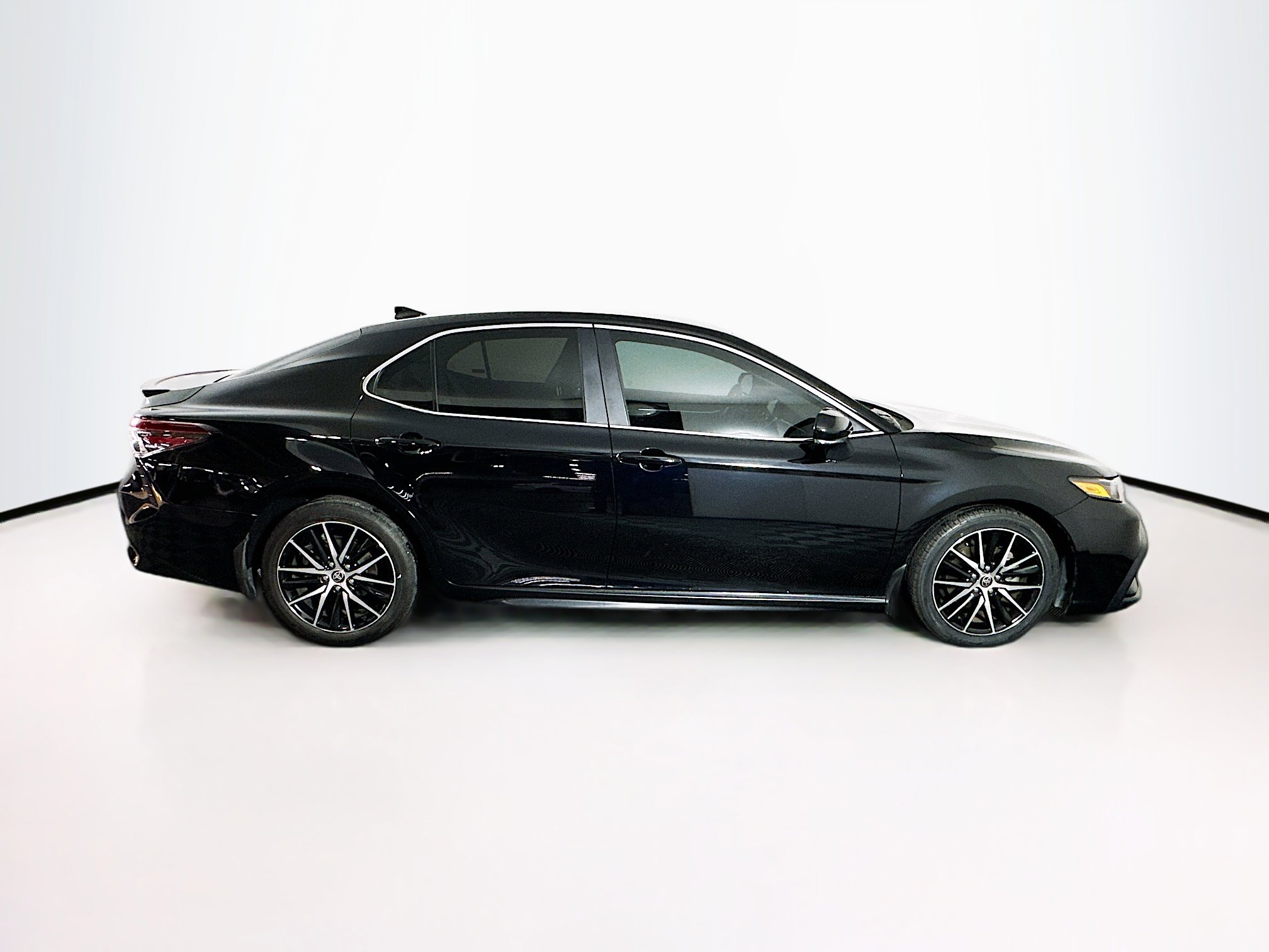 Used 2024 Toyota Camry SE image 10