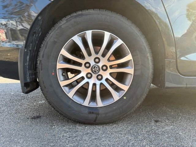 Used 2019 Toyota Sienna XLE FWD image 17