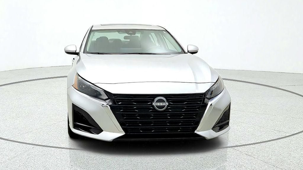 Used 2023 Nissan Altima 2.5 SV w/ SV Premium Package FWD image 2